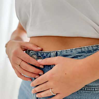 Kollektion darm & verdauung frau hält Hände vor Ihren Bauch